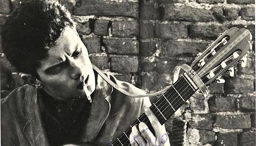Luigi Tenco con la chitarra costruita da Raspagni